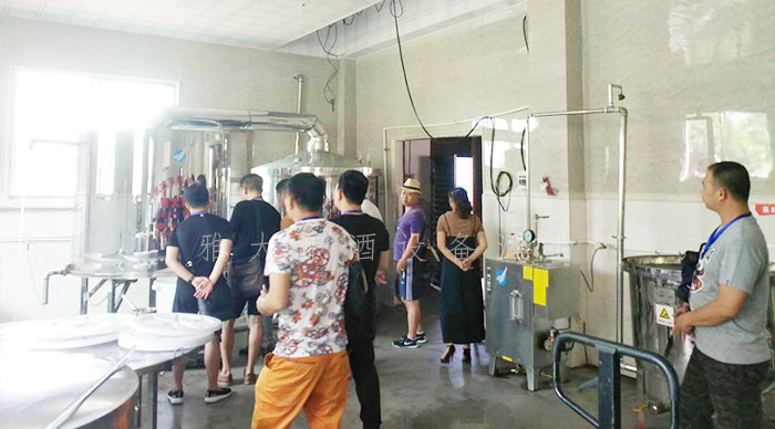30-達(dá)配醇酒業(yè)用白酒釀造機(jī)器開酒廠,拿出營(yíng)業(yè)額的50%資助貧困學(xué)生3 30-達(dá)配醇酒業(yè)用白酒釀造機(jī)器開酒廠,拿出營(yíng)業(yè)額的50%資助貧困學(xué)生3