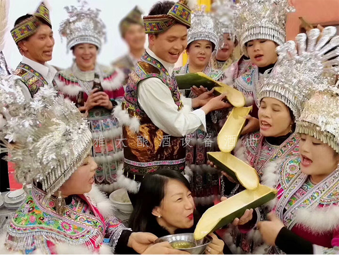 30-達(dá)配醇酒業(yè)用白酒釀造機(jī)器開酒廠,拿出營(yíng)業(yè)額的50%資助貧困學(xué)生苗疆特色 30-達(dá)配醇酒業(yè)用白酒釀造機(jī)器開酒廠,拿出營(yíng)業(yè)額的50%資助貧困學(xué)生苗疆特色