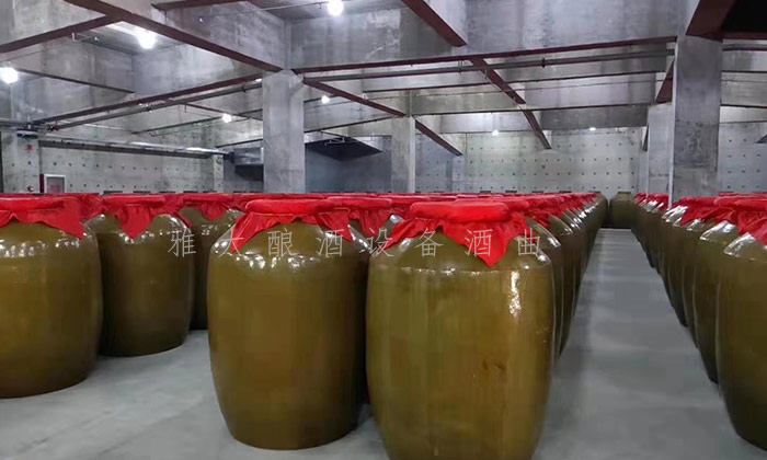 8.1--在雅大高粱釀酒設備廠的協助下,胡家酒坊成功辦理小規模生產許可證 存酒車間