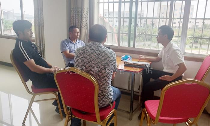 冉總一行人來雅大制酒設備廠家考察 冉總一行人來雅大制酒設備廠家考察