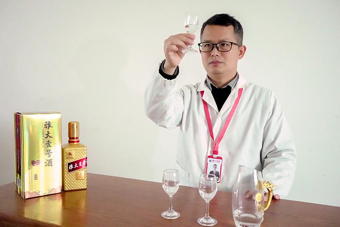 白酒釀造設(shè)備釀造的清香小曲酒要怎么品？釀酒老師傅說出實情！ 1