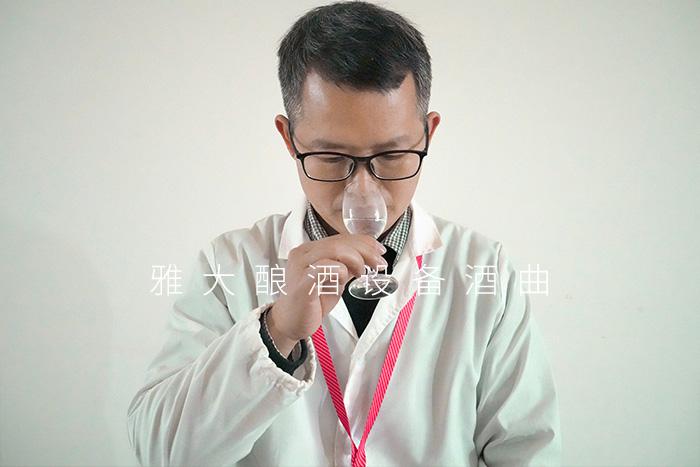 白酒釀造設(shè)備釀造的清香小曲酒要怎么品？釀酒老師傅說出實情！ 4