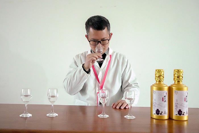 白酒釀造設(shè)備釀造的清香小曲酒要怎么品？釀酒老師傅說出實情！ 3
