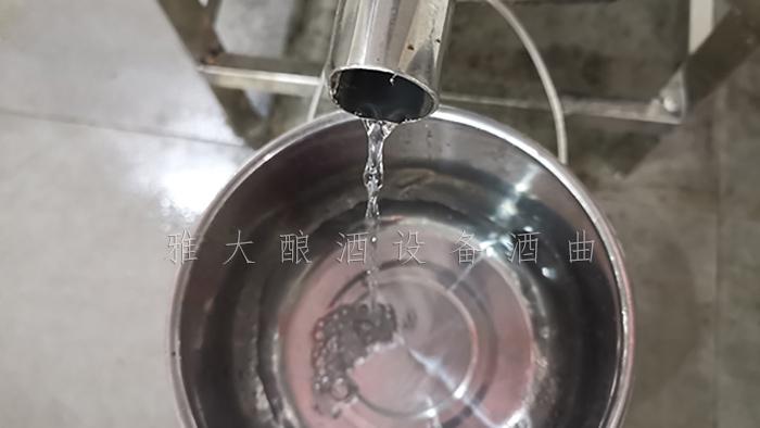 白酒釀造設(shè)備釀造的清香小曲酒要怎么品？釀酒老師傅說出實情！ 5