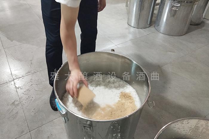 看老師傅怎樣用不銹鋼釀酒設備將椰肉干釀成酒的！ 6
