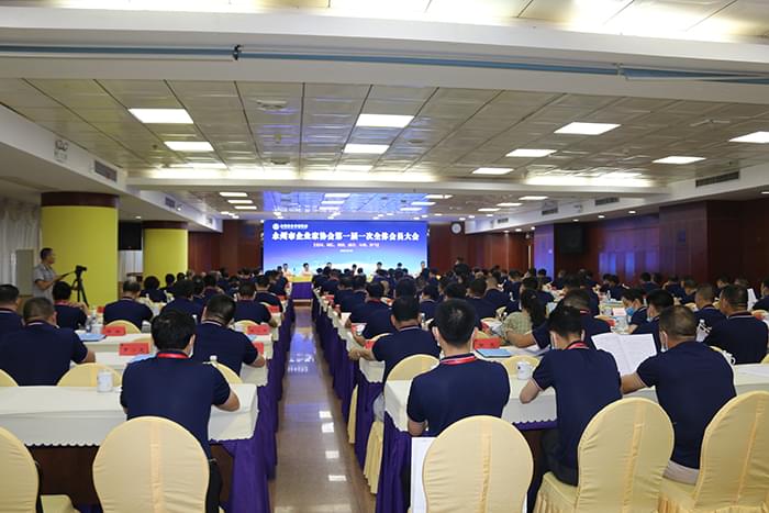 企業家們統一著裝參加會議 企業家們統一著裝參加會議