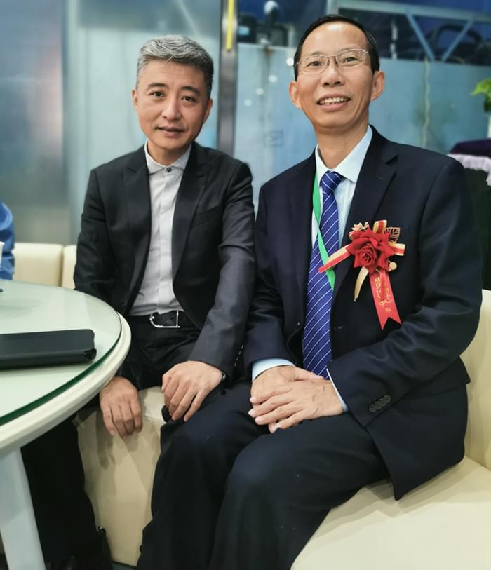 4雅大智能董事長與曲藝名家、央視主持人周煒親切合影 4雅大智能董事長與曲藝名家、央視主持人周煒親切合影