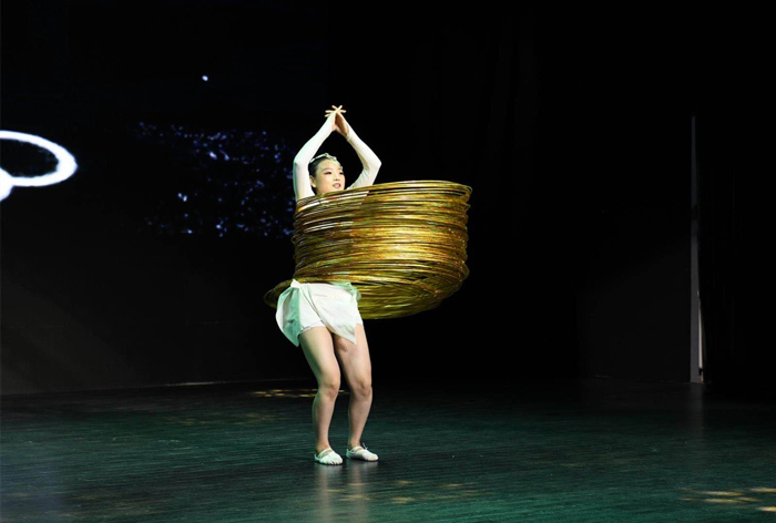 11遂寧春苗雜技團教練范珠麗表演《夢幻呼啦圈》 11遂寧春苗雜技團教練范珠麗表演《夢幻呼啦圈》