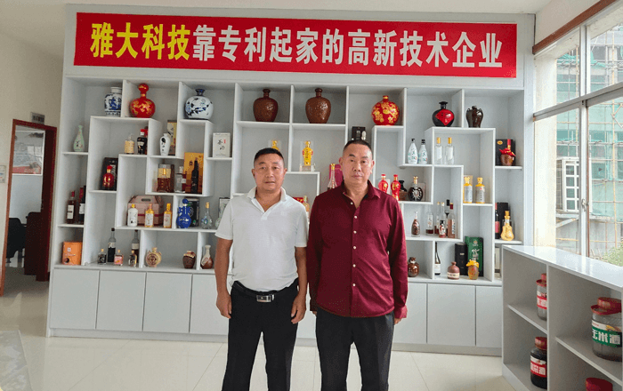 袁總一行人在雅大考察大型釀酒設備 袁總一行人在雅大考察大型釀酒設備