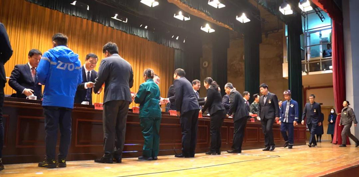 出席領導向受表彰的市勞模、先進工作者頒發榮譽證書