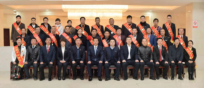 區委書記唐燁、區長趙立平等領導與勞動模范和先進工作者親切合影