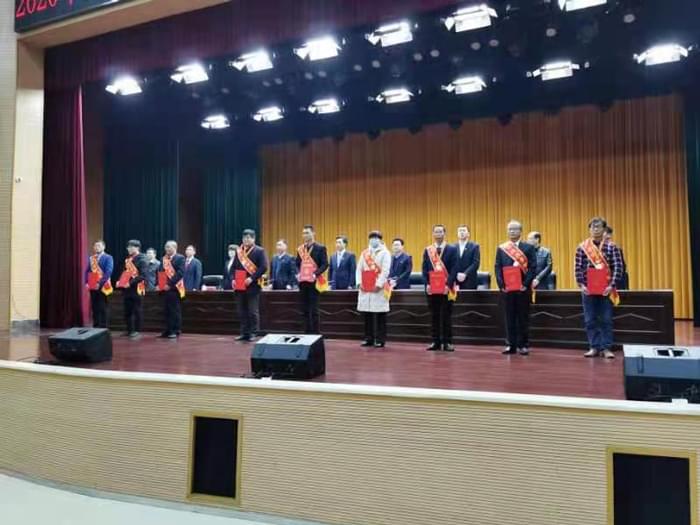 出席領導向受表彰的18位勞模、先進工作者頒發榮譽證書
