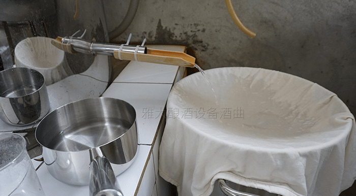 用不銹鋼釀酒設備剛剛蒸餾的新酒3