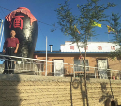 “剩蘋果”成致富果，陜西胡叔用大型釀酒設備做蘋果酒，花樣賺錢!