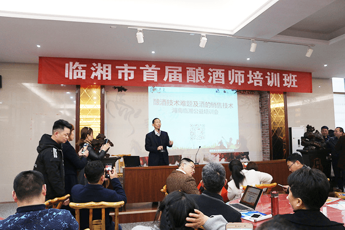 雅大組織技術團隊到臨湘傳授傳統釀酒技術
