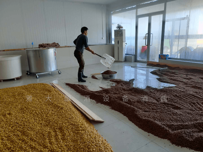 民間釀酒師正在用雅大白酒設備做高粱酒