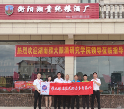 什么，定制做酒設(shè)備釀的喜宴定制酒免費(fèi)送司儀，還送…