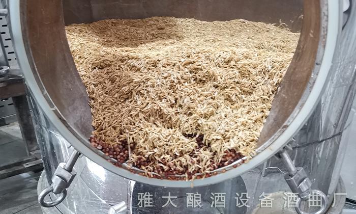 白酒釀造設(shè)備釀的白酒度數(shù)越高越辣?酒辣是什么原因引起的？