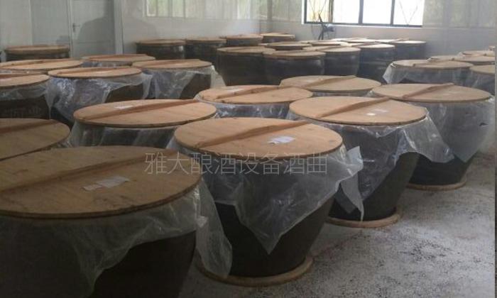 用白酒蒸餾設備釀小曲固態酒，發酵容器對白酒風味有什么影響？2