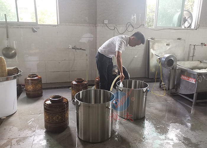 對(duì)釀酒工具、容器進(jìn)行清潔、消毒