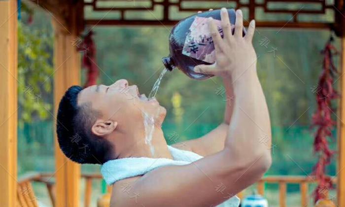 中年男人喝白酒要注意啥?用燒酒設備做酒的老師傅告訴您答案2 中年男人喝白酒要注意啥?用燒酒設備做酒的老師傅告訴您答案2