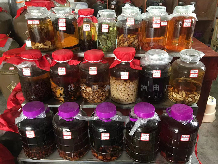 利用家鄉資源和藥材泡制特色酒
