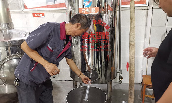 用小型烤酒設備釀造的純糧酒泡酒
