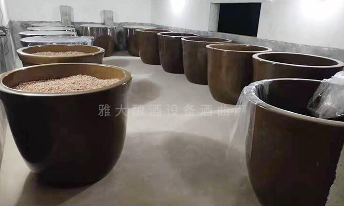 在蔣老師的指導下，釀造各種酒