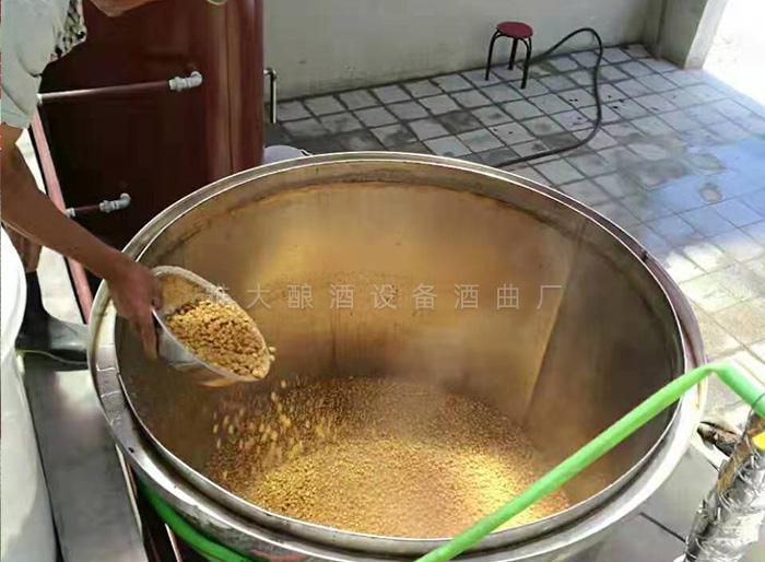 認真把控每一道釀酒環節
