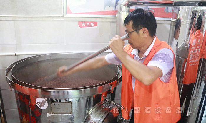 上甑時見氣壓氣，上料