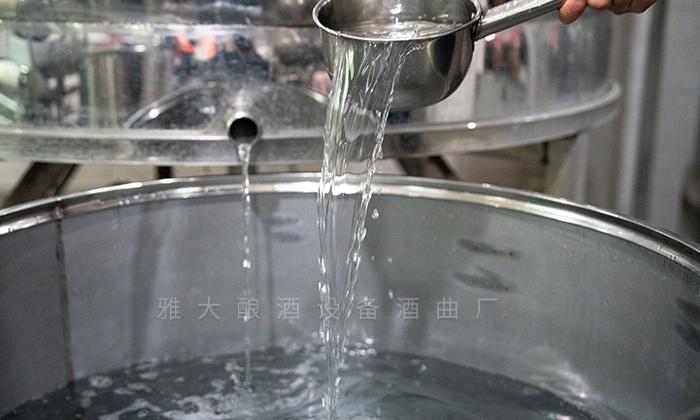 溫度對小曲清香型白酒的口感、香氣和出酒率有哪些影響？ 1