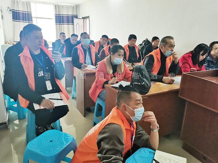 雅大釀酒師正在給學員傳授釀酒知識
